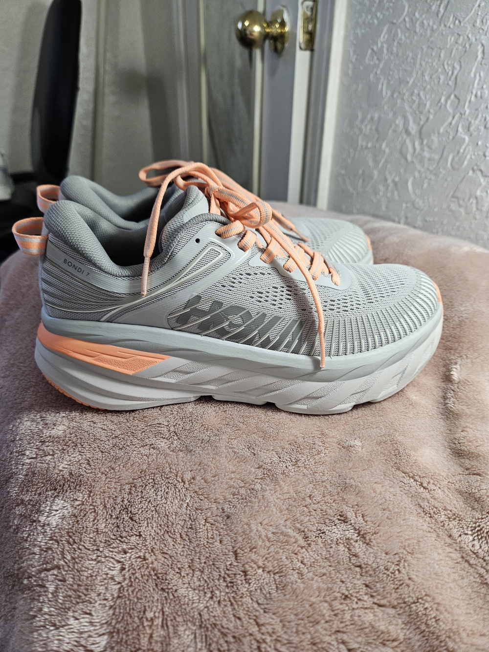HOKAOne One Women's Bondi 7-Size 6.5 US - Light Gray with Peach Accents